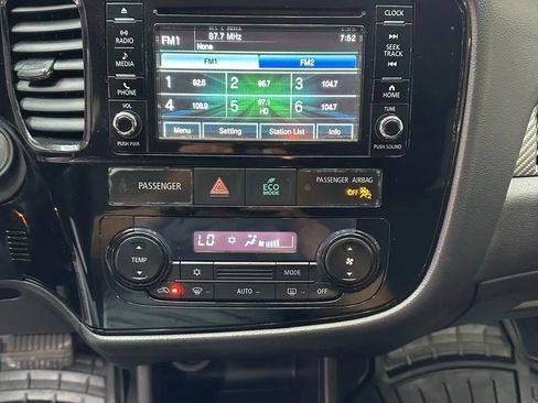 Used 2016 Mitsubishi Outlander ES image 16