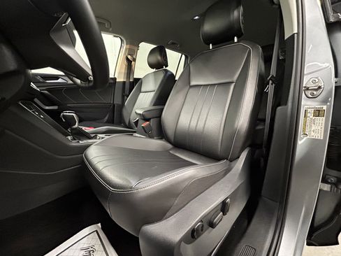 Used 2024 Volkswagen Tiguan SE image 10