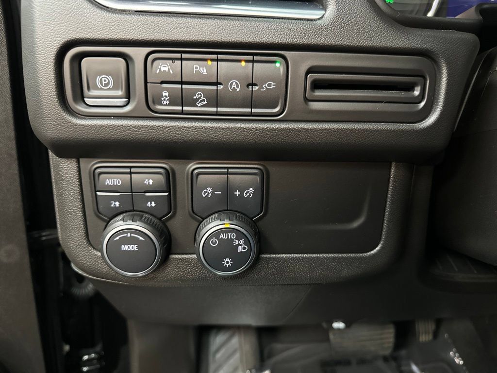 Used 2021 Chevrolet Tahoe Z71 w/ Luxury Package AWD/4WD image 36