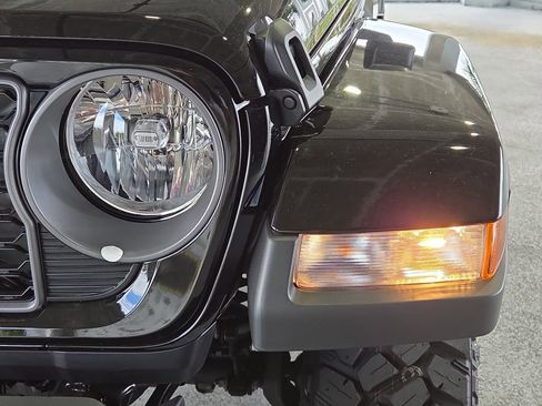 New 2025 Jeep Gladiator High Tide image 10