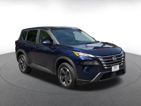 Used 2025 Nissan Rogue SV image 3