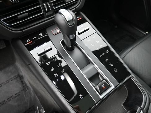 Certified 2026 Porsche Macan AWD/4WD image 23