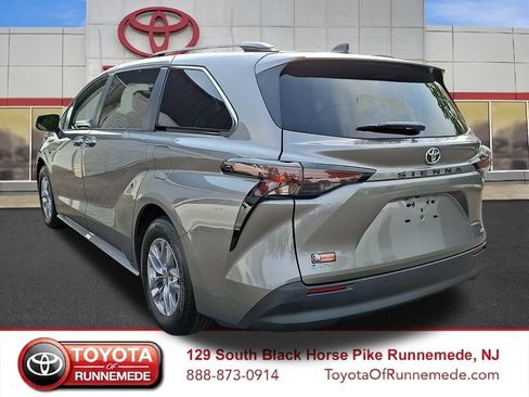 Used 2026 Toyota Sienna XLE FWD image 4