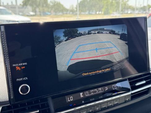 Used 2025 Toyota Sienna XLE FWD image 16