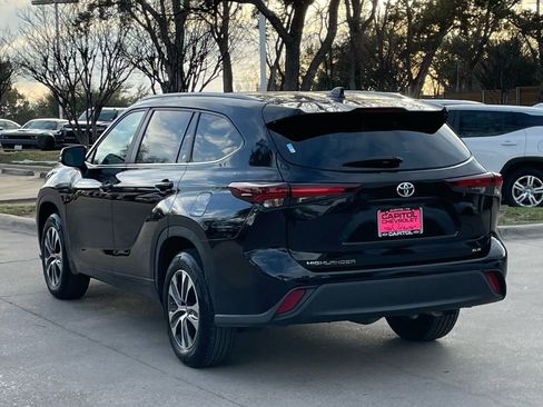 Used 2024 Toyota Highlander XLE image 4