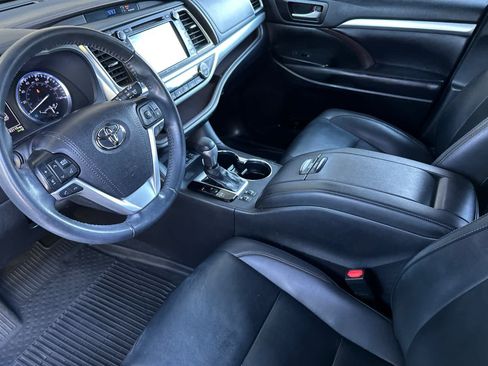 Used 2019 Toyota Highlander XLE AWD/4WD image 11