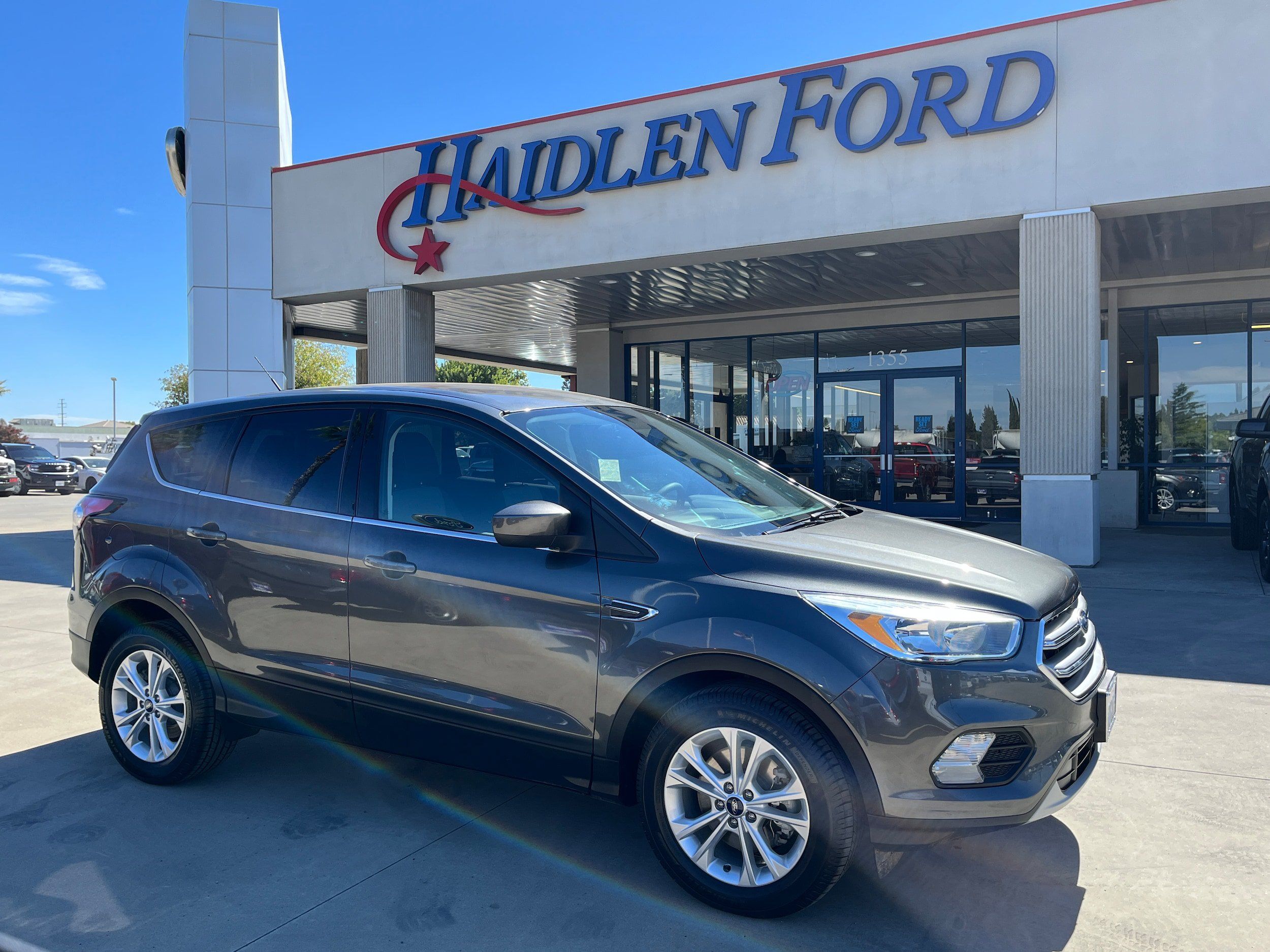 Used 2017 Ford Escape SE FWD image 1