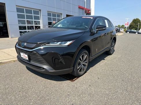 Used 2023 Toyota Venza LE AWD/4WD image 3