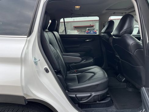 Used 2025 Toyota Highlander XLE AWD/4WD image 29