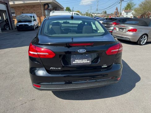 Used 2018 Ford Focus SE w/ SE Appearance Package image 12