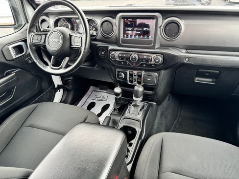 Used 2022 Jeep Gladiator Willys AWD/4WD image 14