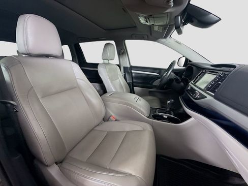 Used 2019 Toyota Highlander XLE image 18