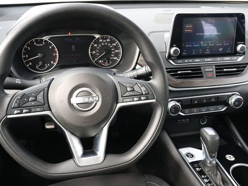 Used 2024 Nissan Altima 2.5 SV FWD image 15