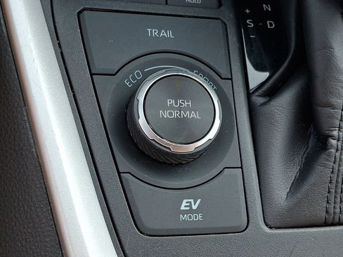 Used 2025 Toyota RAV4 XLE AWD/4WD image 20