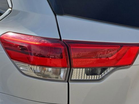 Used 2019 Toyota Highlander XLE image 9