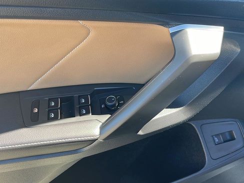 Used 2024 Volkswagen Tiguan SE w/ Panoramic Sunroof Package AWD/4WD image 16