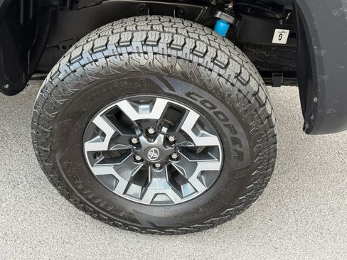 Used 2022 Toyota Tacoma TRD Off-Road AWD/4WD image 11