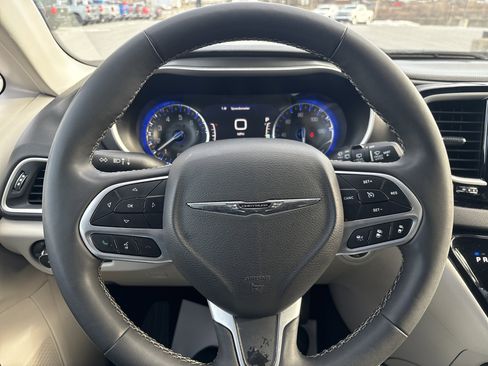 Used 2024 Chrysler Pacifica Touring-L image 18