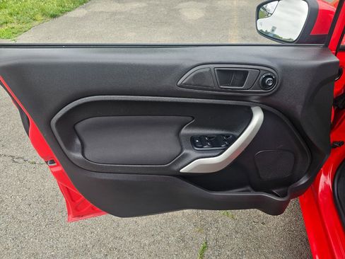 Used 2013 Ford Fiesta SE FWD image 25