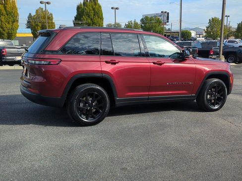 Used 2024 Jeep Grand Cherokee Altitude image 7