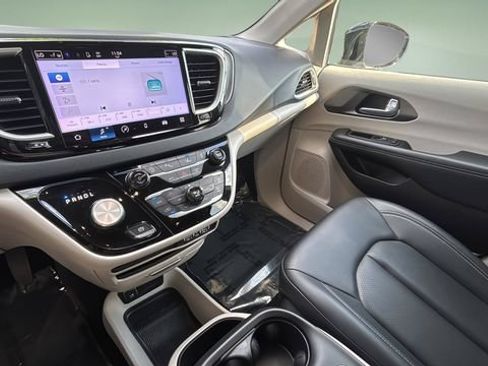 Used 2024 Chrysler Pacifica Touring-L FWD image 24