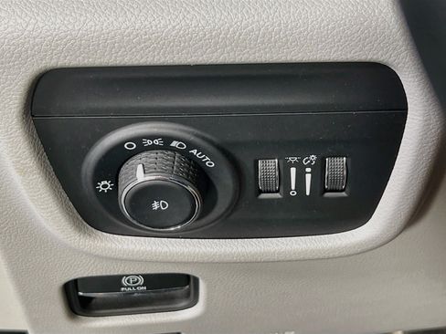 Used 2022 Jeep Grand Cherokee L Overland w/ Advanced Protech Group III AWD/4WD image 10