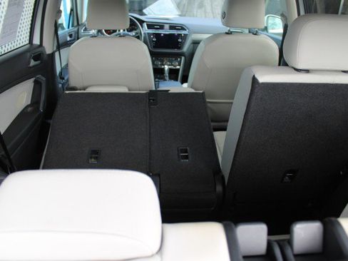 Used 2018 Volkswagen Tiguan SE w/ Panoramic Sunroof Package image 16