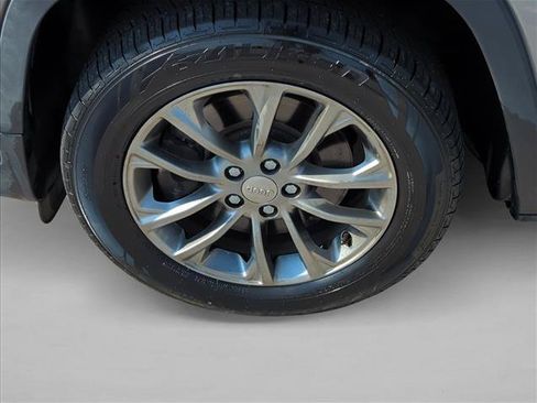 Used 2019 Jeep Cherokee Latitude Plus FWD image 24