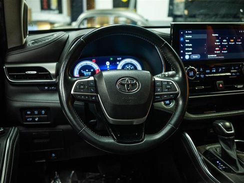 Used 2023 Toyota Highlander Platinum AWD/4WD image 16