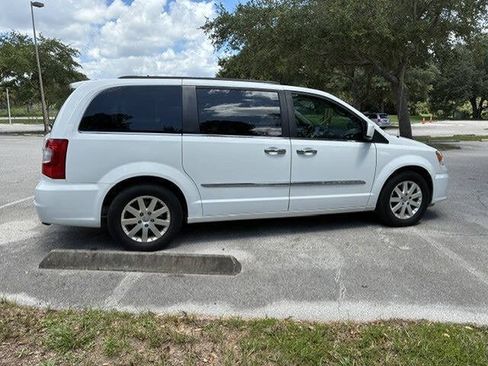 Used 2016 Chrysler Town & Country Touring w/ Driver Convenience Group FWD image 10