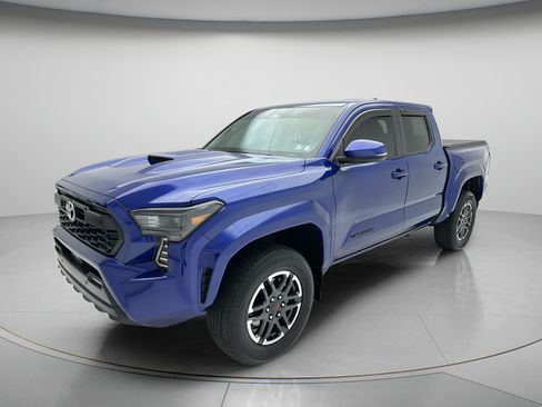Used 2025 Toyota Tacoma TRD Sport w/ TRD Sport Upgrade Package AWD/4WD image 3