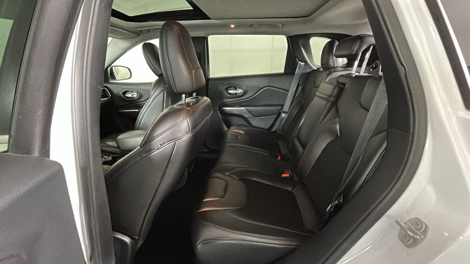 Used 2019 Jeep Cherokee Latitude Plus w/ Comfort/Convenience Group AWD/4WD image 32