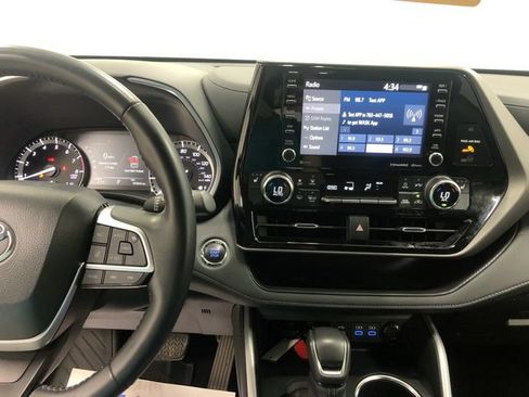Used 2022 Toyota Highlander XLE AWD/4WD image 19