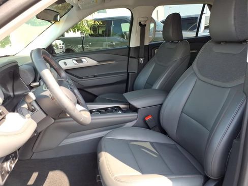 Used 2025 Ford Explorer Active w/ Active Comfort Package AWD/4WD image 17
