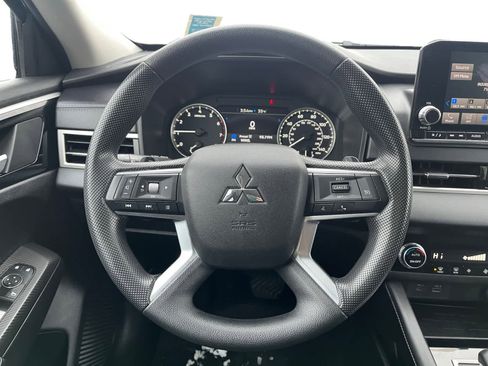 Used 2024 Mitsubishi Outlander ES image 13