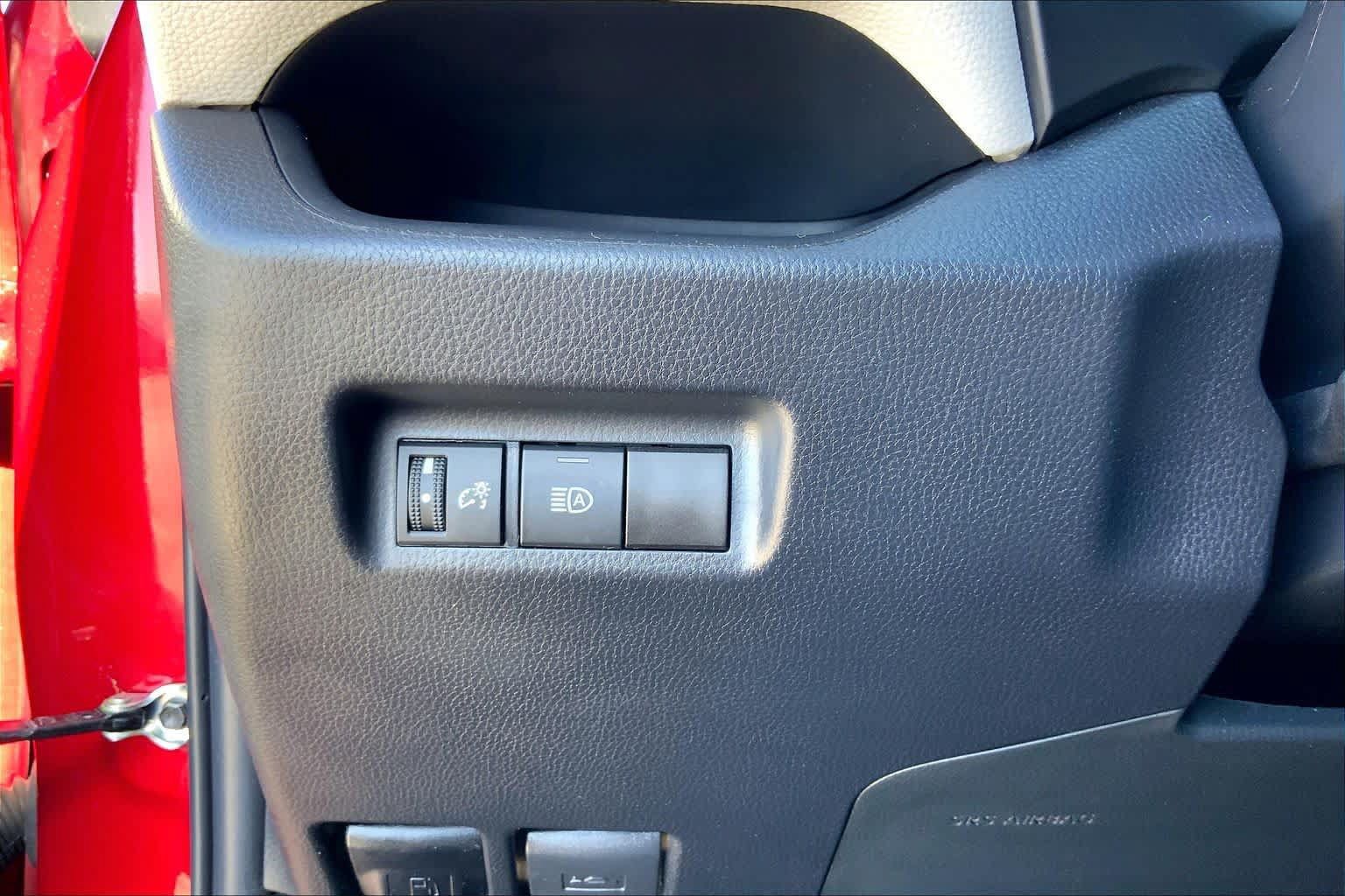 Used 2024 Toyota RAV4 XLE FWD image 33