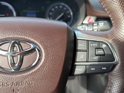 Used 2023 Toyota Sienna Platinum FWD image 23