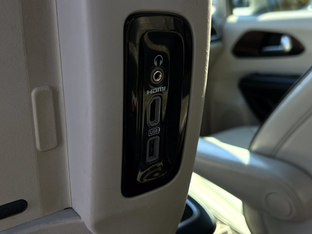 Used 2021 Chrysler Pacifica Limited w/ Uconnect Theater Family Group FWD image 19