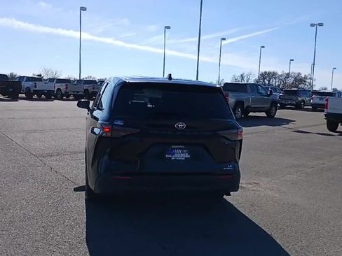 Used 2023 Toyota Sienna LE image 7