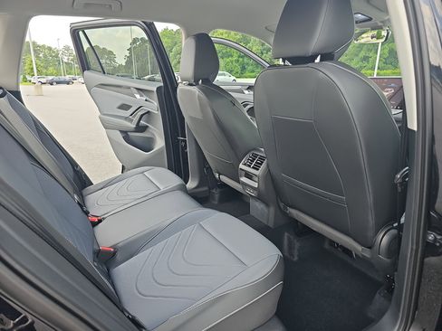 Used 2025 Volkswagen Tiguan SE image 11