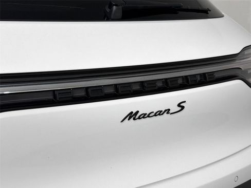 Certified 2023 Porsche Macan S AWD/4WD image 17