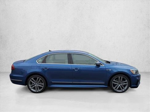 Used 2017 Volkswagen Passat 1.8T R-Line w/ R-Line Lighting Package image 4