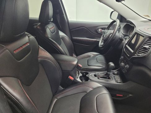 Used 2019 Jeep Cherokee Trailhawk w/ Cold Weather Group AWD/4WD image 21