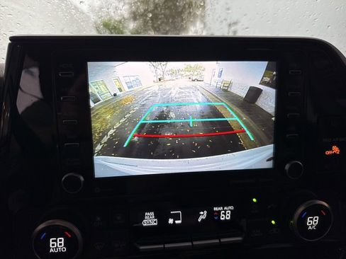 Used 2022 Toyota Highlander LE image 25