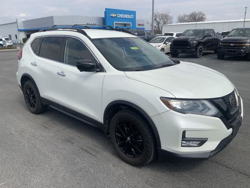 Used 2018 Nissan Rogue SV w/ Premium Package image 2