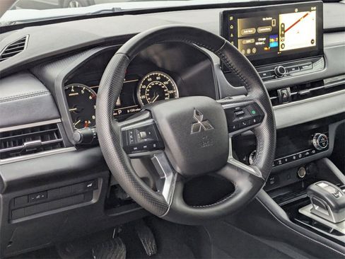 Used 2025 Mitsubishi Outlander SE image 15
