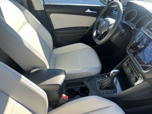Used 2021 Volkswagen Tiguan SE w/ Panoramic Sunroof Package image 16