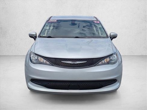 Used 2022 Chrysler Voyager LX FWD image 2