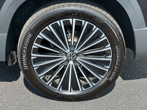 Used 2025 Volkswagen Taos SE w/ Panoramic Sunroof Package image 9