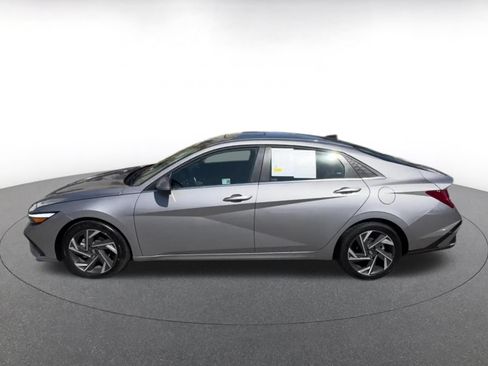 Used 2025 Hyundai Elantra Limited FWD image 9